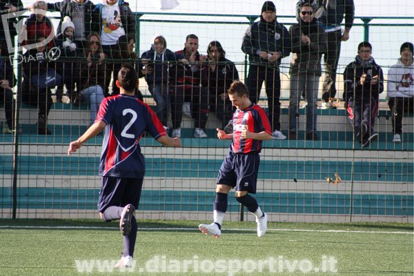 Fabio Oggiano esulta dopo il gol